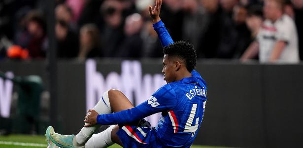 Estêvão sente lesão em jogo do Chelsea e vira preocupação para Ancelotti