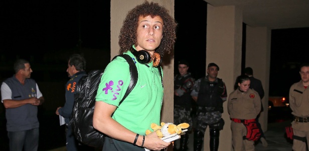 David Luiz chega a hotel da seleção com bicho de pelúcia que ganhou de torcedores - Rafael Ribeiro/CBF