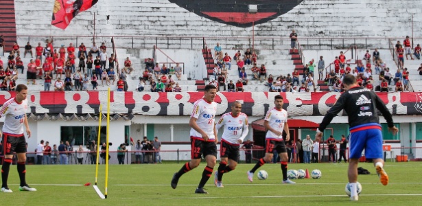 Flamengo treinou na última sexta sob apoio de torcedores na sede da Gávea - Gilvan de Souza / Site oficial do Flamengo