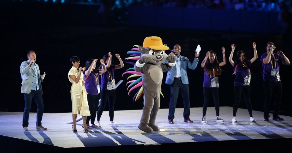 Mascote dos Jogos Pan-Americanos de 2015, em Toronto, dança antes da cerimônia de abertura