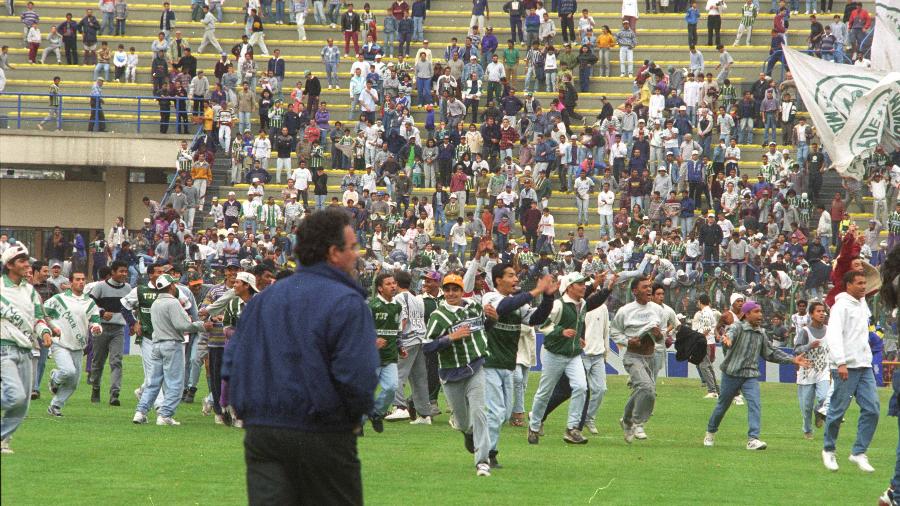 Briga entre as torcidas do Palmeiras e do São Paulo durante a final da Supercopa de Juniores de 1995 - Roberto Delduque/Folhapress