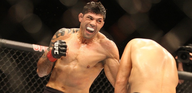 Viscardi Andrade em ação no UFC em 2015 - Reinaldo Canato/UOL