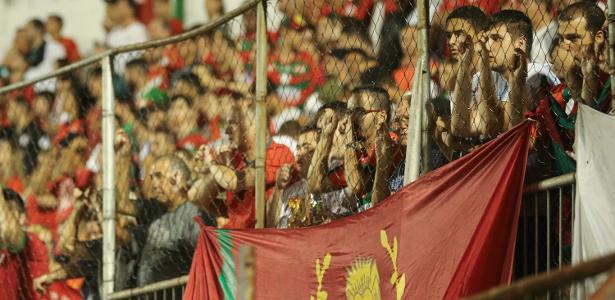 Torcida da Portuguesa acompanha jogo no Estádio do Canindé