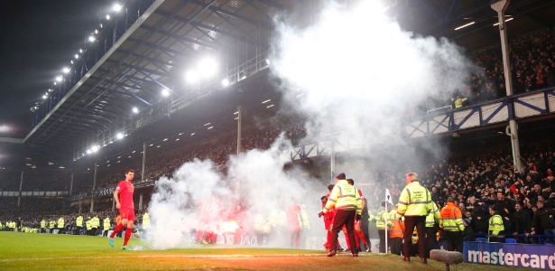 Sinalizador é atirado em campo durante a partida entre Liverpool e Everton - Reuters / Carl Recine - Reuters / Carl Recine