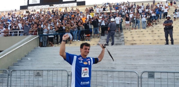 Gerson vibra com a torcida do Corinthians - UOL