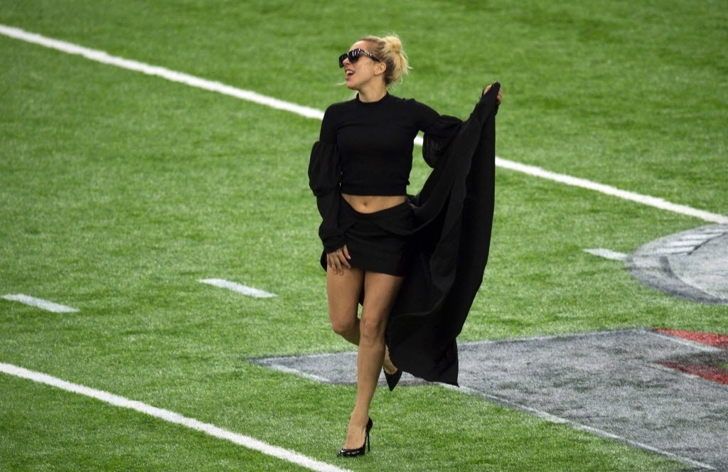 Lady Gaga, que fará o show do intervalo do Super Bowl 51, posa para foto no gramado antes de Patriots x Falcons - AFP PHOTO / VALERIE MACON