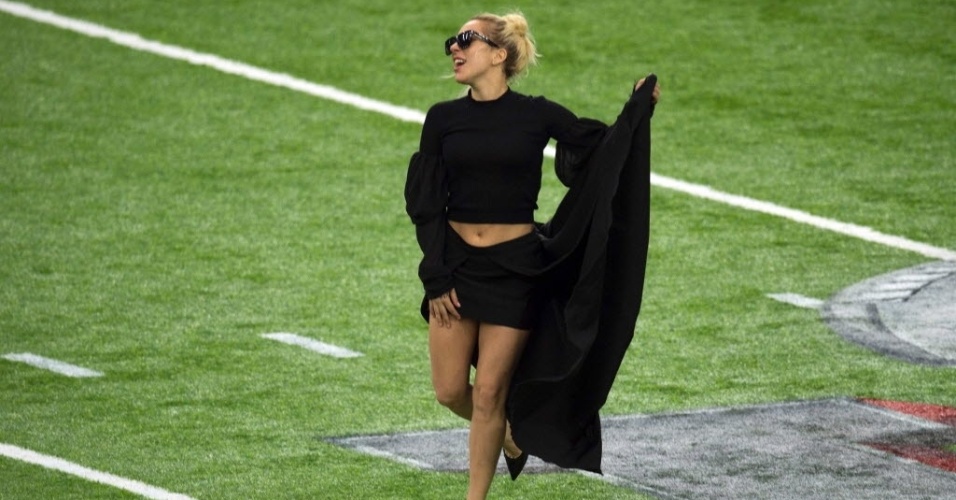 Lady Gaga, que fará o show do intervalo do Super Bowl 51, posa para foto no gramado antes de Patriots x Falcons