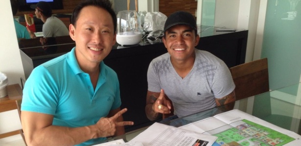 Arquiteto Fabiano Hayasaki posa com palmeirense Dudu, um de seus clientes - Arquivo pessoal - Arquivo pessoal