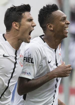 Balbuena celebra com Jô: confiança recuperada - Daniel Augusto Jr/Agência Corinthians - Daniel Augusto Jr/Agência Corinthians