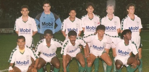 União São João, de Araras (SP), contou com Roberto Carlos (em pé) entre 1991 e 1993 - União Mania.com/Reprodução