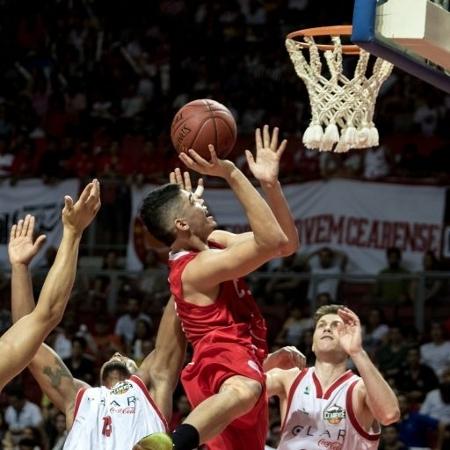 Mogi em ação pelo Paulistano contra o Solar Cearense na temporada 2016/2017 - Divulgação/LNB