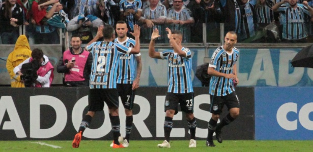 Jogadores do Grêmio comemoram o primeiro gol contra o Tucumán - Lucas Sabino/AGIF