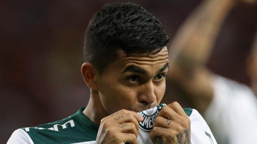 Dudu beija o símbolo do Palmeiras após mais um gol - Cesar Greco/Ag. Palmeiras/Divulgação