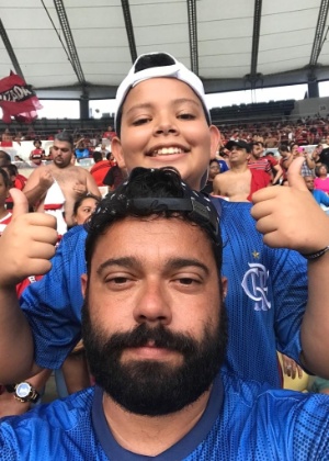 Rafael Tavares com o filho Caio no jogo no Flamengo no Maracanã - Arquivo pessoal