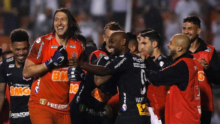 Jogadores do Corinthians comemoram vitória nos pênaltis contra o Santos - Daniel Vorley/AGIF