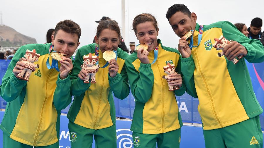 Equipe brasileira do revezamento misto do triatlo ganhou medalha de ouro no Pan - CRIS BOURONCLE / AFP