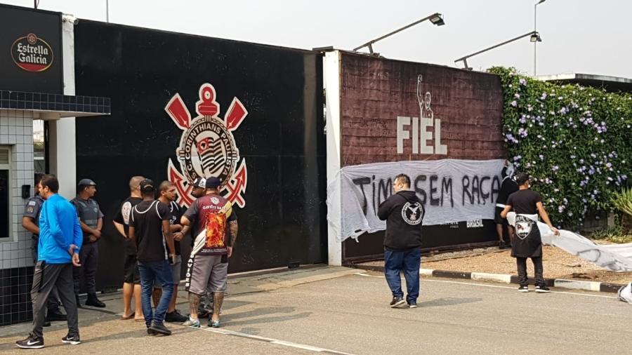 Arquivo - No ano passado, torcedores do Corinthians instalam faixas de protesto em frente ao CT - Flavio Latif/UOL