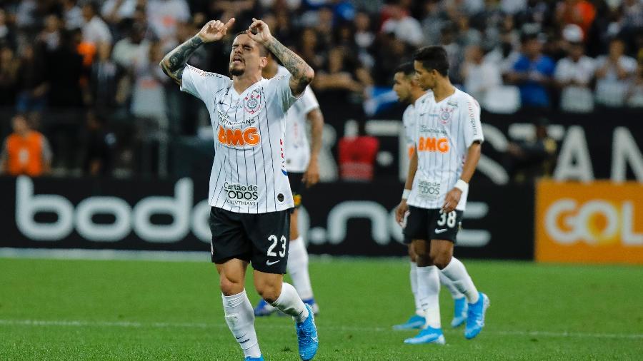Fagner, do Corinthians, comemora gol durante partida contra o Cruzeiro pela 27ª rodada do Brasileirão - Daniel Vorley/AGIF