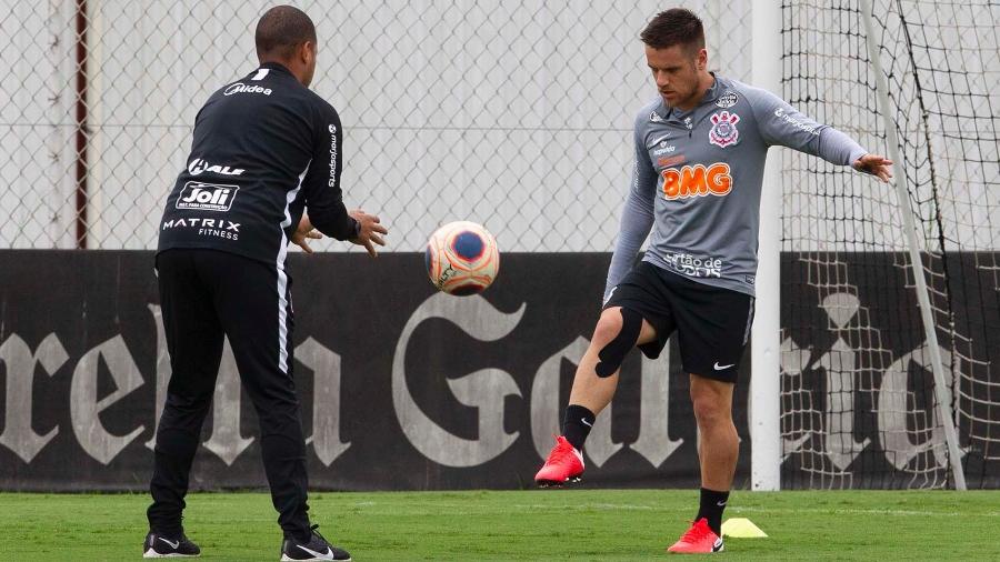 Meia Ramiro voltou a treinar no campo e deve reforçar o Corinthians em breve - Daniel Augusto Jr. / Ag. Corinthians
