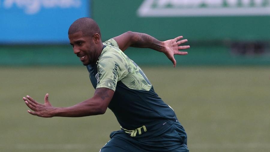 Emerson Santos, zagueiro do Palmeiras, durante treino na Academia de Futebol - Cesar Greco