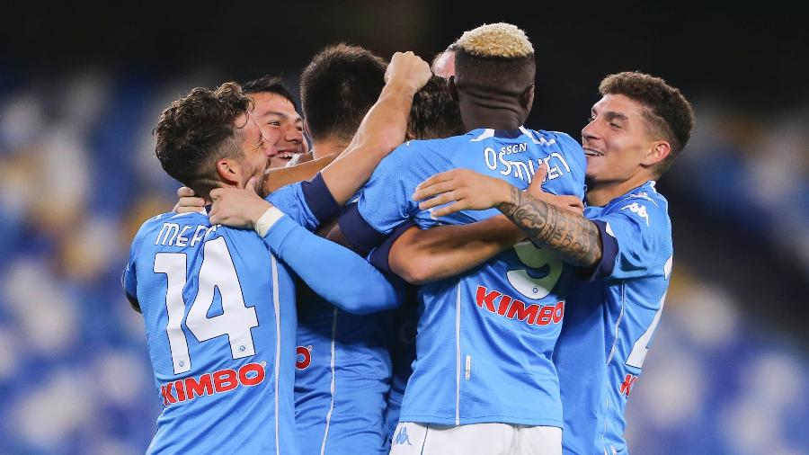 Jogadores do Napoli comemoram gol na partida contra o Genoa, pelo Campeonato Italiano -  Antonio Balasco/KONTROLAB/LightRocket via Getty Images