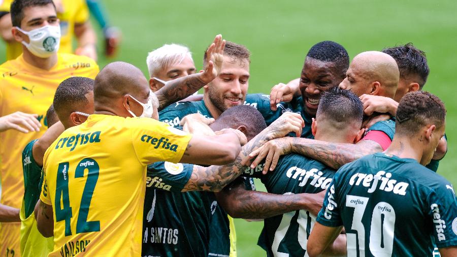 Jogadores do Palmeiras comemoram gol sobre o Botafogo em jogo do Brasileirão 2020 - Marcello Zambrana/AGIF