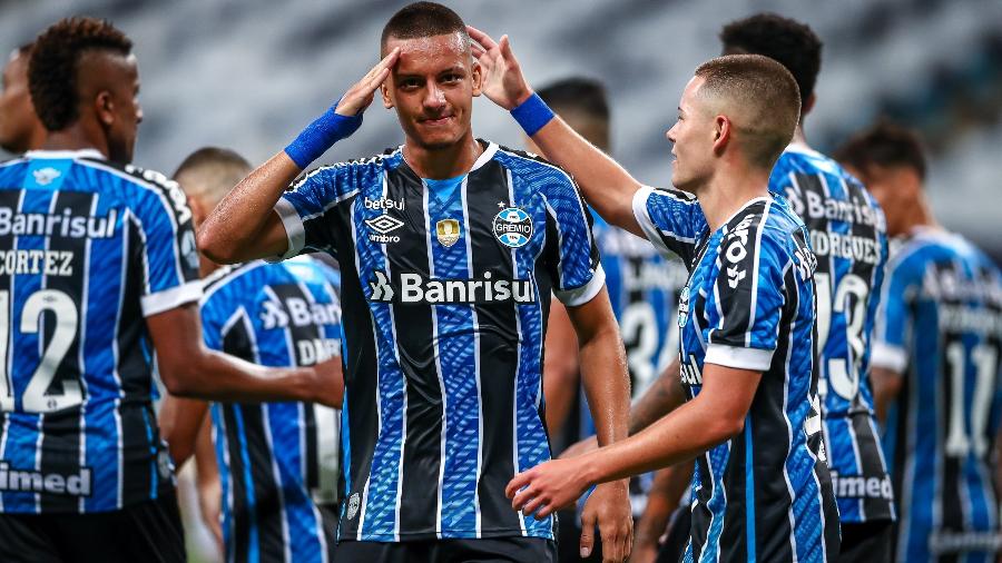 Ricardinho, atacante do Grêmio, comemora gol diante do Aimoré-RS, pelo Gauchão - Lucas Uebel/Grêmio FBPA