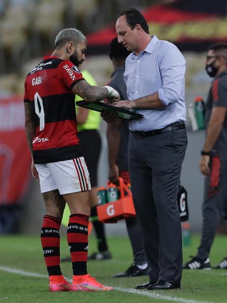 Rogério Ceni orienta Gabigol em partida do Flamengo contra a LDU - Silvia Izquierdo-Pool/Getty Images