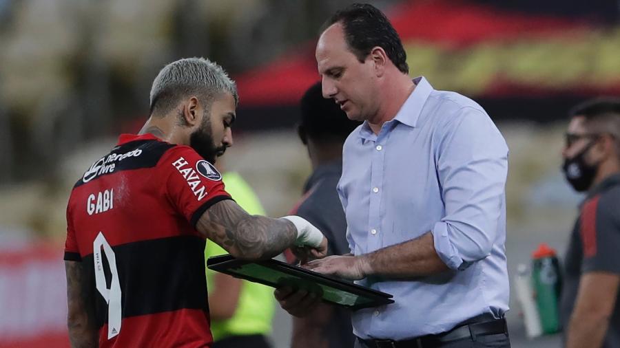 Rogério Ceni e Gabigol tentam chegar a um consenso tático na partida do Flamengo contra a LDU - Silvia Izquierdo-Pool/Getty Images