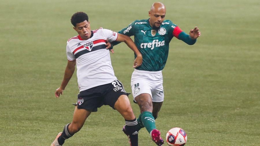Gabriel Sara e Felipe Melo disputam lance no jogo entre Palmeiras e São Paulo na final do Paulista - Marcello Zambrana/AGIF