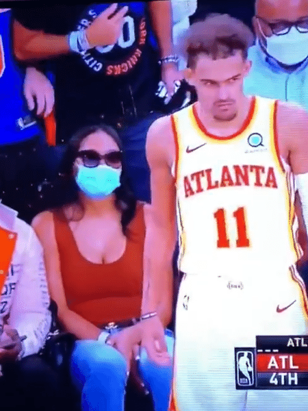 Torcedor cuspiu no armador Trae Young durante a partida entre New York Knicks e Atlanta Hawks, pelos playoffs da NBA - Reprodução