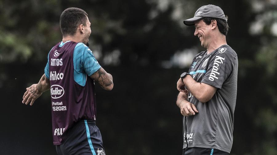 Alison e Fernando Diniz riem durante treino do Santos no CT Rei Pelé -  Ivan Storti/Santos FC