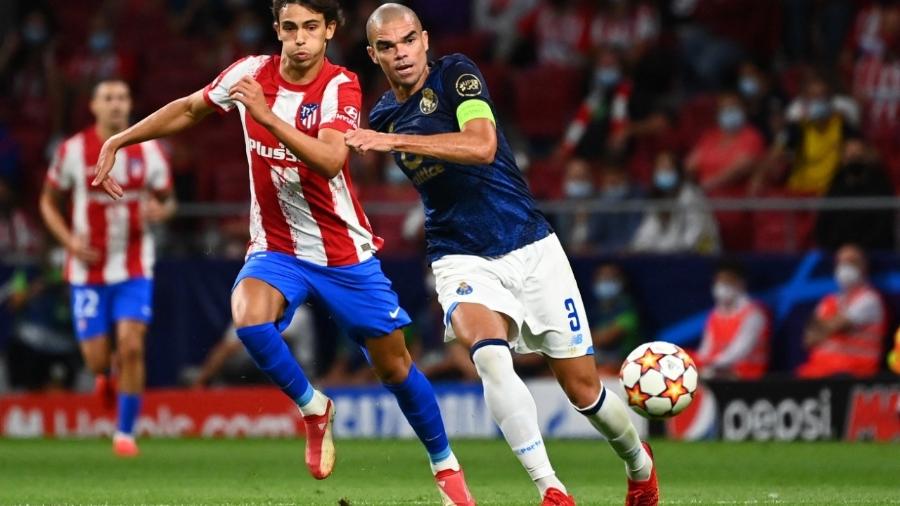 Pepe disputa bola com João Félix na partida entre Porto e Atlético de Madri na Liga dos Campeões - GABRIEL BOUYS / AFP