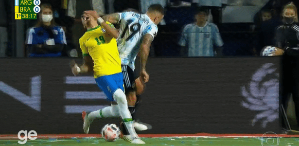 Otamendi acerta cotovelada em Raphinha durante Argentina x Brasil