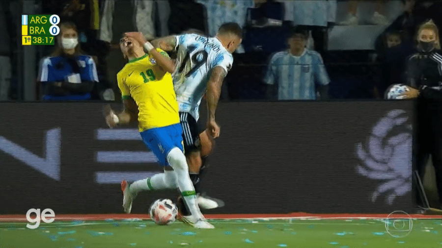 Otamendi acerta cotovelada em Raphinha durante Argentina x Brasil - Reprodução