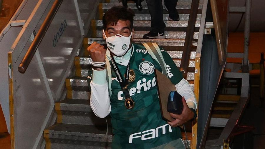 Abel Ferreira, no desembarque no Brasil, após o título do Palmeiras da Libertadores 2021 - Cesar Greco/Palmeiras