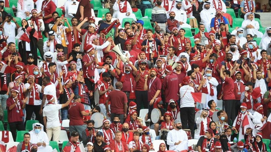 Torcedores da seleção do Qatar durante partida da Copa Árabe neste mês. Teste para a Copa do Mundo não tem álcool nos estádios - Divulgação