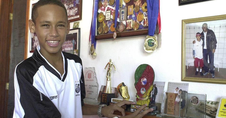 2007 - Neymar ao lado de seus troféus e medalhas