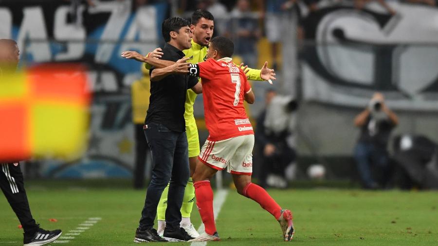 Alexander Medina e Taison comemoram gol do Inter no clássico  - Ricardo Duarte/UOL