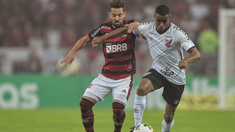 Éverton Ribeiro e Érick disputam a bola em Flamengo x Athletico, jogo da Copa do Brasil - Thiago Ribeiro/AGIF