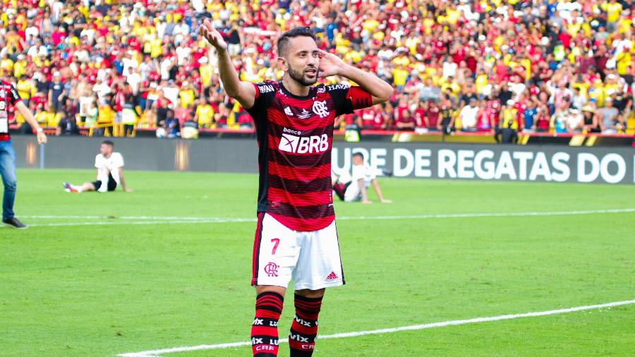 Eveton Ribeiro, do Flamengo, celebra o título da Libertadores em Guayaquil, no Equador - ARTHUR MIRANDA/PERA PHOTO PRESS/ESTADÃO CONTEÚDO