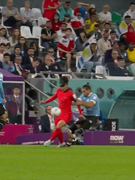 Momento em que Cáceres, do Uruguai, acerta o pé de Son, da Coreia do Sul em jogo da Copa do Mundo - Reprodução/Globo
