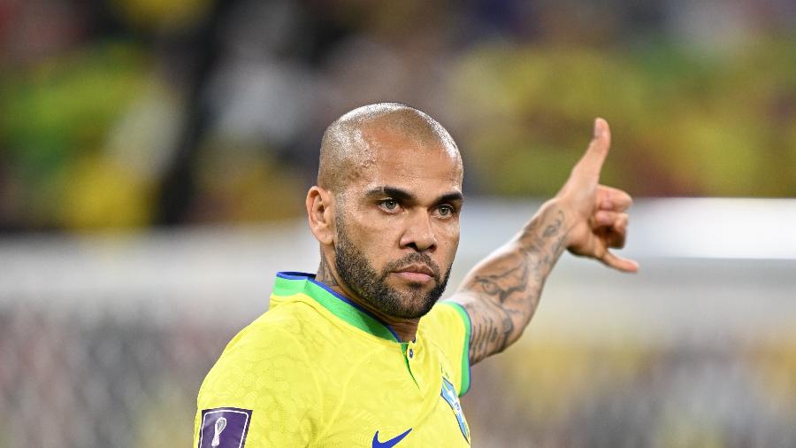 Convocação de Daniel Alves para a Copa do Mundo gerou mais reações que a denúncia de agressão sexual contra o lateral - Ercin Erturk/Anadolu Agency via Getty Images