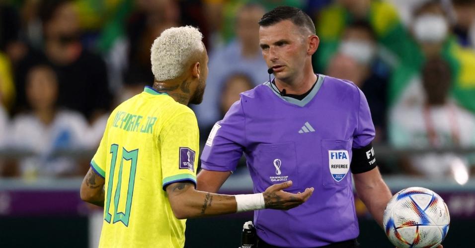 Árbitro inglês Michael Oliver conversa com Neymar durante Croácia x Brasil pelas quartas de final da Copa do Mundo