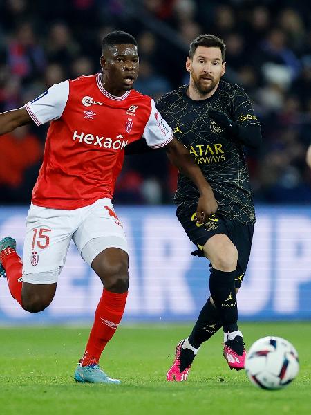 Messi em ação pelo PSG no jogo contra o Reims, válido pelo Campeonato Francês - REUTERS/Christian Hartmann