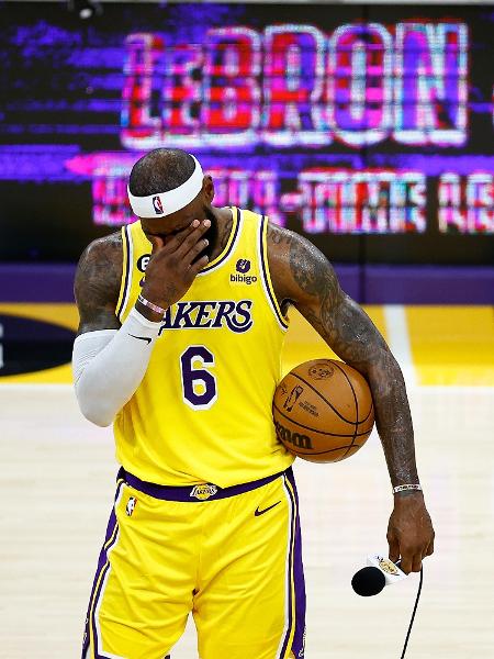 LeBron James se emocionou após quebrar o recorde de mais pontos na história da NBA. - Ronald Martinez/Getty Images