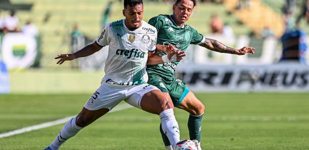 Gabriel Menino disputa bola durante Guarani X Palmeiras
