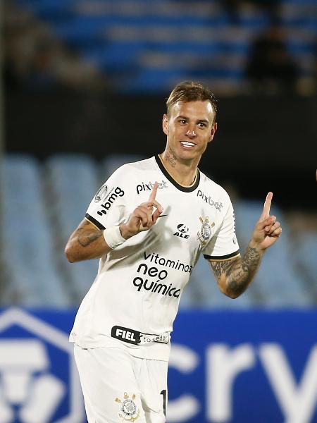Roger Guedes comemora os dois gols na vitória do Corinthians sobre o Liverpool - Ernesto Ryan/Getty Images