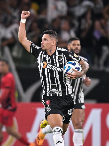 Paulinho, do Atlético-MG, cerrou os punhos em apoio a Vini Jr após marcar no jogo contra o Athletico, pela Libertadores - Pedro Vilela/Getty