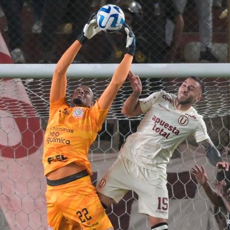 Carlos Miguel sai do gol em Universitario x Corinthians, jogo da Sul-Americana - ERNESTO BENAVIDES / AFP